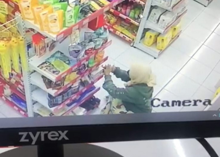 Terekam CCTV, Ibu Muda Mencuri Celana Dalam di Alfamart Pageraji Cilongok