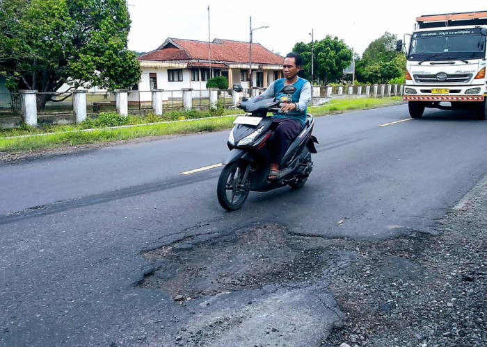 Cuaca dan Produksi Aspal Sendat Penanganan Kerusakan Jalan Nasional di Wilayah Banyumas Timur 