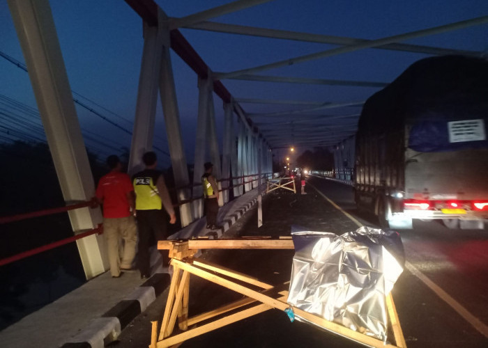 Ekskavator Tabrak Jembatan Serayu Banyumas, Pemotor Terluka