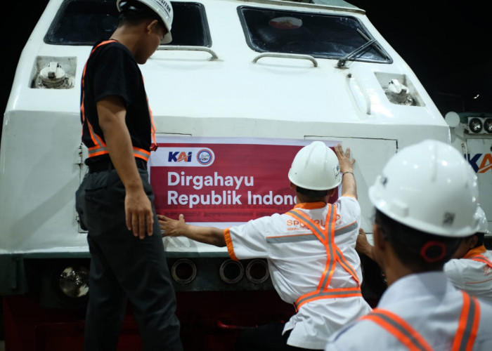 Lokomotif Berhias Merah Putih, Ribuan Penumpang Ikut Nyanyikan Indonesia Raya di Atas Kereta