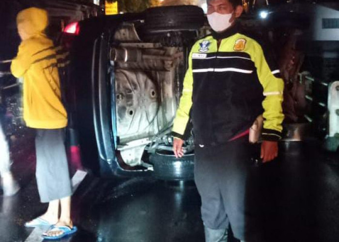 Di Arcawinangun Purwokerto, Pengemudi Tabrak Tembok Jembatan Hingga Mobil Terbalik