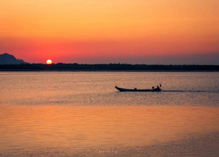 Mengintip Keindahan Senja di Pelabuhan Seleko Cilacap, Wisata Sunset Paling Instagramable!