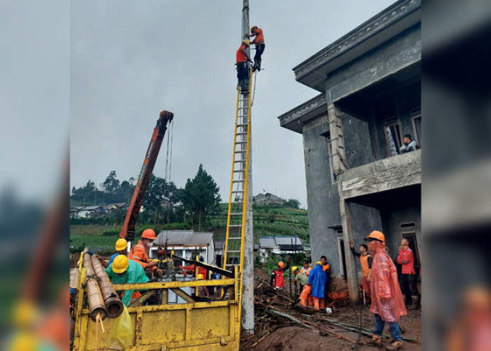 Gerak Cepat PLN UP3 Purwokerto Perbaiki Jaringan Paska Banjir Bandang di Desa Serang
