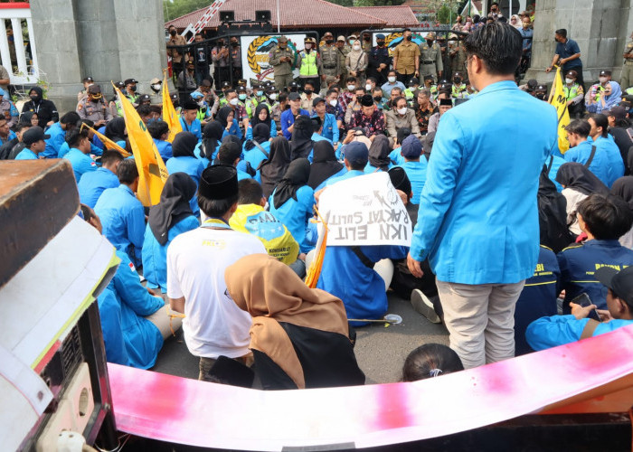 Demo di Purwokerto, Pimpinan Daerah Kabupaten Banyumas Duduk Bersama Dengan Massa Aksi 