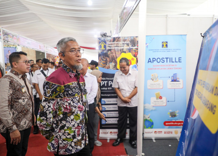 Pemprov Jateng Salurkan Bantuan Makan untuk Pengemudi Truk Terjebak Banjir