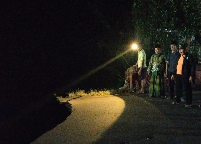 Jembatan Sungai Pranji di Sidakangen Purbalingga Ambles Separuh, Mobil Tak Bisa Melintas