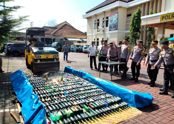 Ratusan Botol Miras Hasil Operasi Pekat Dimusnahkan Polres Banjarnegara