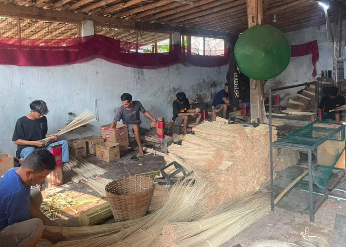 Sempat Gengsi Meneruskan Usaha Orang Tua, Kini Sapu Buatan Purwanto Menembus Sumatera