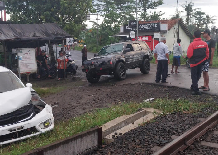 Abaikan Palang Pintu, Honda Brio Tertemper KA Barang di Perlintasan Sebidang Kasugihan - Karangkandri, Cilacap
