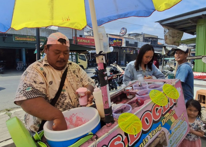 Kenaikan Harga Plastik Bikin Pedagang Kecil di Cilacap Kelimpungan