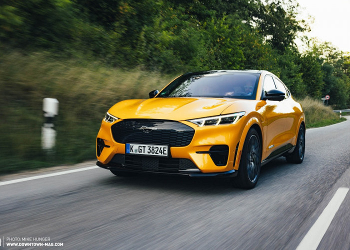 Ford Mustang Mach-E GT, Mobil SUV Sporty & AWD Lima Kursi