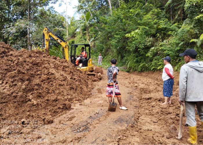 Rawan Longsor Lagi, Warga Desa Bantarbarang Bersihkan Sisa Material Tanah di Lokasi Bencana