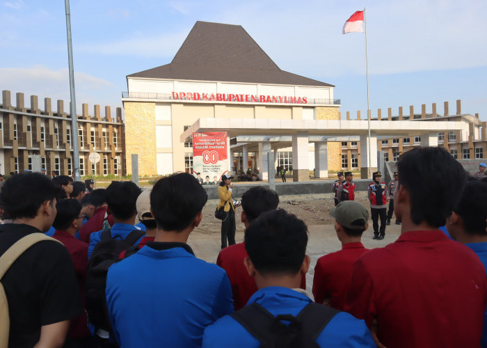 Puluhan Mahasiswa Unjuk Rasa, Tuntut Turunkan Tunjangan DPRD