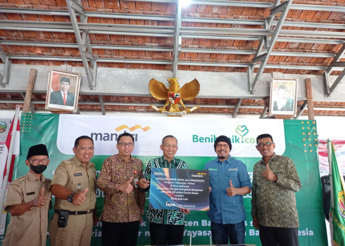 OJK, Bank Mandiri, dan Yayasan Benih Baik Indonesia Berikan Ratusan Bibit Durian Bawor Ke Warga Desa Sudimara 