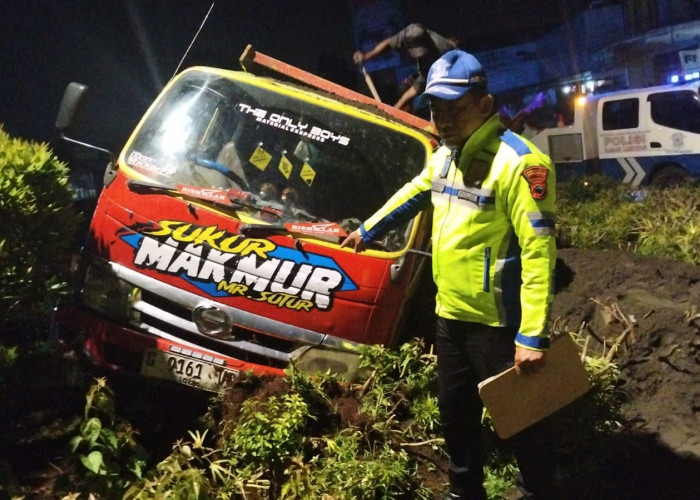 Dump Truck Tabrak Bundaran Andhang Pangrenan Purwokerto, Diduga Sopir Mengantuk, Kerugian Rp2 Juta