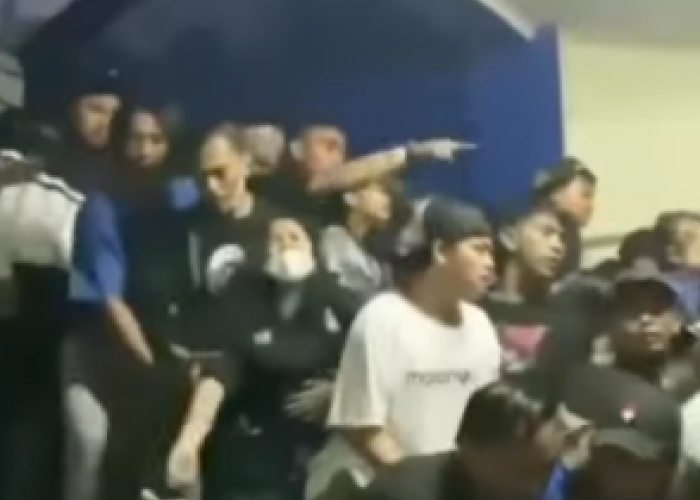 Viral di Medsos, Kepanikan Suporter Arema 'Mencekam' di Pintu Keluar Kanjuruhan, Korban Terlihat Berjatuhan