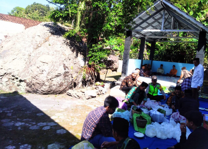 Warga Desa Watuagung Melaksanakan Tahlil di Watu Lintang, Begini Asal Muasalnya