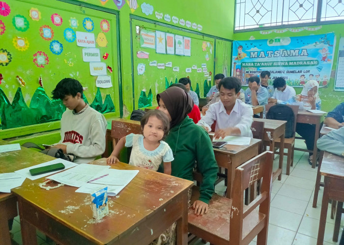 Peserta Didik Pokjar Tambak Kerjakan PSAS Sambil Asuh Anak