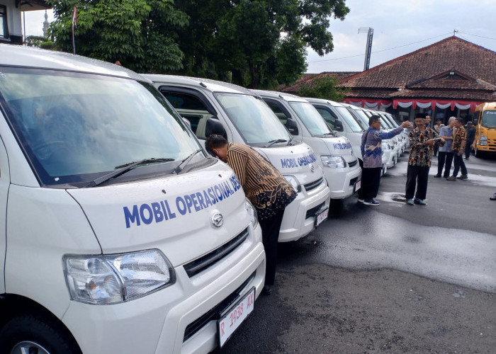 Bupati Serahkan Sepuluh Unit Mobil Operasional Desa