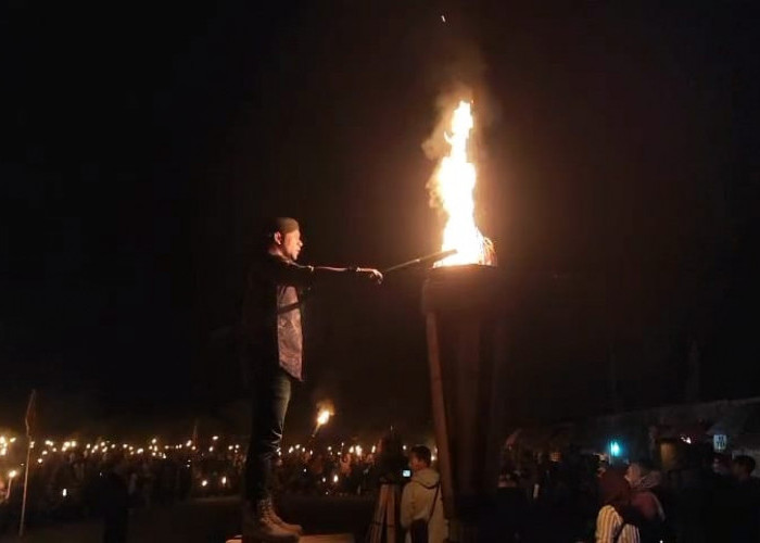 Menyulut Cahaya Harapan, Membakar Dosa Lama