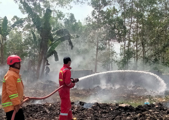 Tempat Pembuangan Akhir Sampah Desa Malabar, Cilacap Terbakar