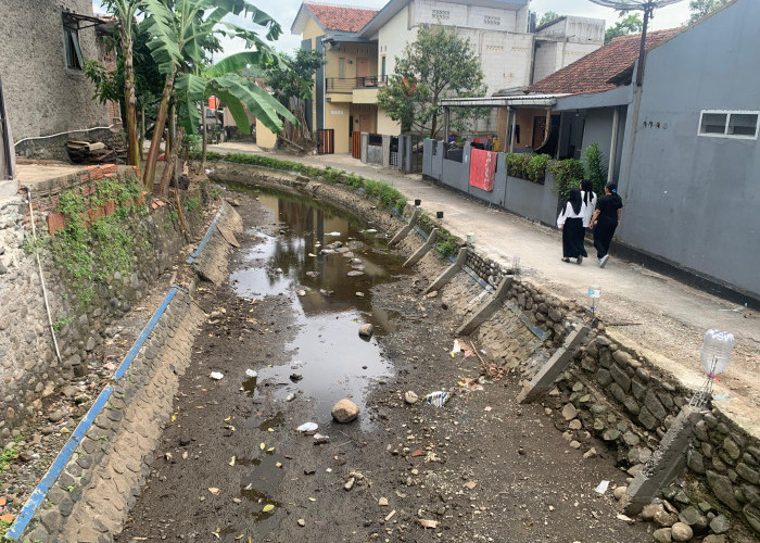 Pengeringan Saluran Irigasi di Tanjung Purwokerto, Kelurahan Belum Terima Surat Resmi