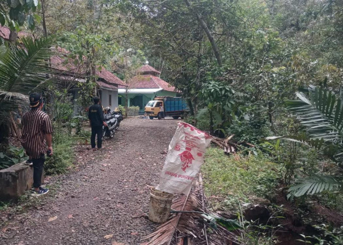 Longsor, Jalan Desa Kejawar - Tanggeran Tidak Bisa Dilalui Roda Empat 