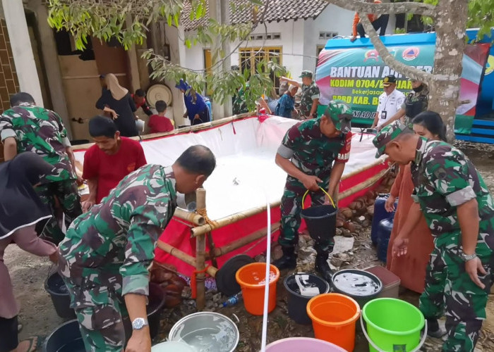 Warga Desa Duren Banjarnegara Antusias Sambut Bantuan 4 Tangki Air Bersih