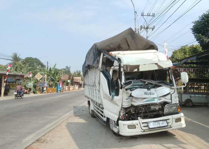 Truk Isuzu Tabrak Hino Mandek di Tambak Banyumas, Diduga Sopir Mengantuk