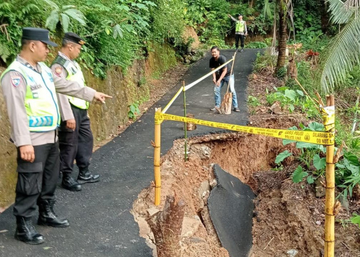 Longsor di Buayan Kebumen, Akses Jalan Desa Rusak Parah