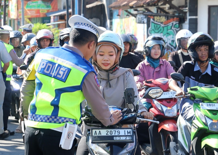 Operasi Candi, Pengendara Tertib di Kebumen Dapat Hadiah dari Polisi