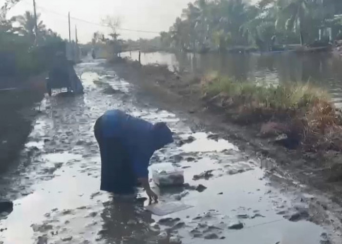 Puluhan Tahun, Akses Jalan di Muara Dua Kampunglaut Rusak