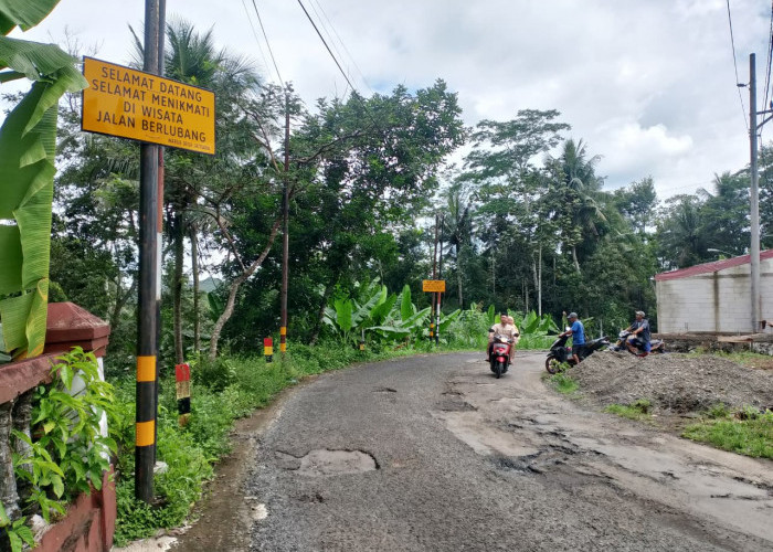 Jalan Jatisaba–Purwojati Banyumas Rusak 10 Tahun, Warga Pasang Peringatan Mandiri