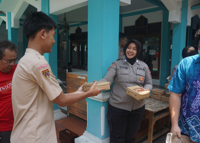 Jumat Berkah, Polres Purbalingga Bagikan 500 Bungkus Nasi untuk Masyarakat 