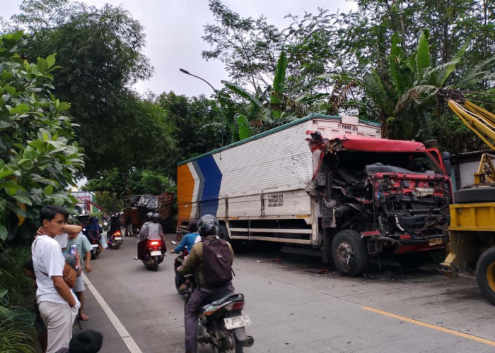 Diduga Mengantuk, Dua Truk Adu Banteng di Ajibarang