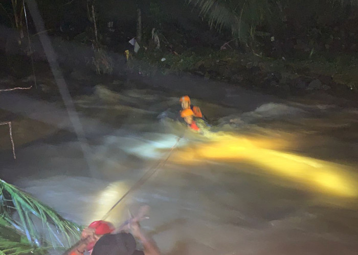 Dramatis, Terjebak 5 Jam Saat Banjir di Pekuncen Banyumas, Kusmiarto Akhirnya Berhasil Dievakuasi