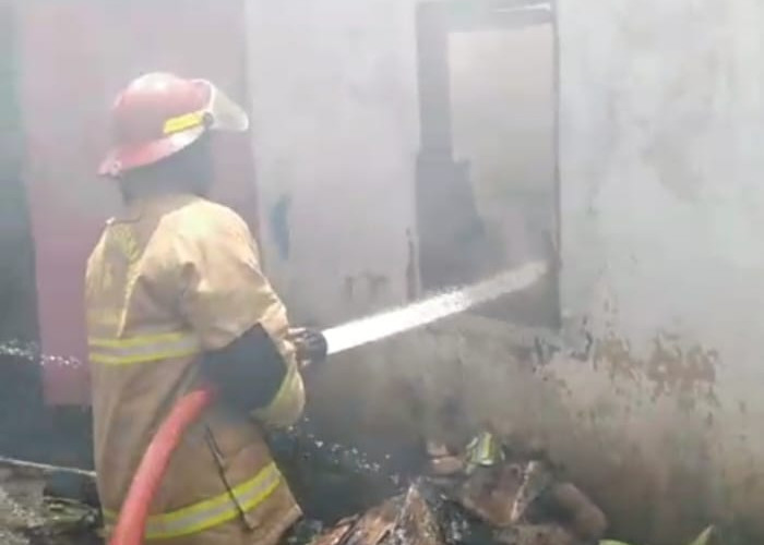 Rumah Warga di Tegalreja Terbakar, Damkar Cilacap Padamkan Api dalam 30 Menit