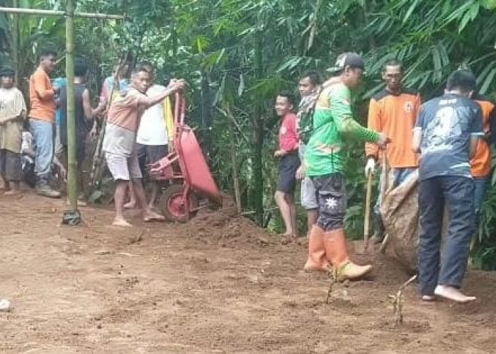 Tebing Setinggi 10 Meter Longsor Menimpa Rumah Warga di Banjarnegara