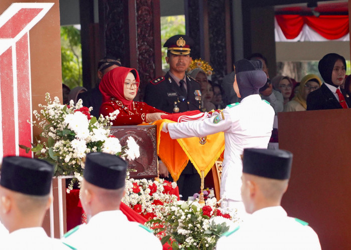 Pimpin Upacara HUT RI, Bupati Kebumen Serahkan 115 Unit Alsintan Kepada Kelompok Tani