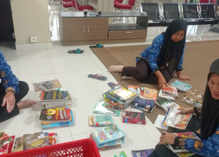 Paham Kode Literatur Ribuan Buku, Butuh Waktu Paling Cepat Sejam Atur Buku di Rak