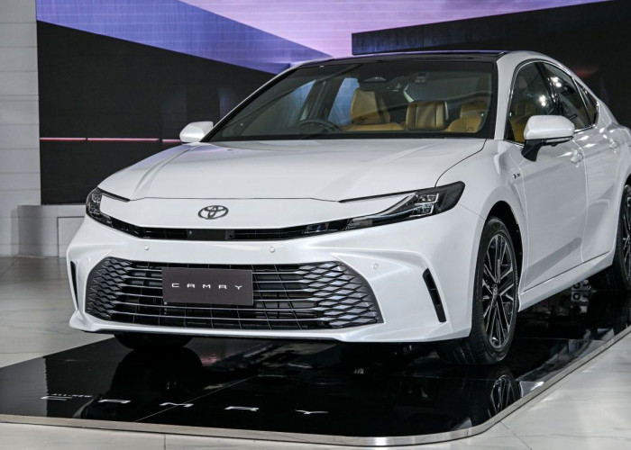 Intip Spesifikasi dan Harga Toyota New Camry HEV 2025 