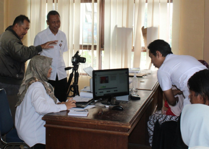 Dinpendukcapil Purbalingga Jemput Bola Perekaman KTP-el Penyandang Disabilitas