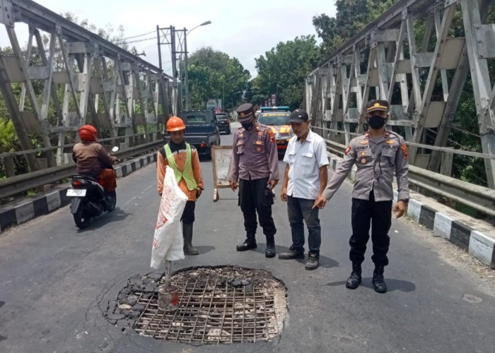 Aspal Amblas, Badan Jembatan Penghubung Purbalingga-Banjarnegara Berlubang