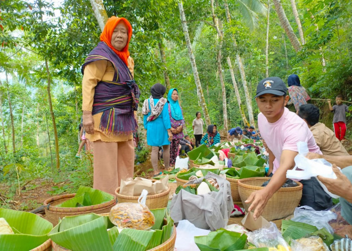 Warga Desa Watuagung Adakan Tradisi Tumpengan di Akses ke Pemakaman Umum