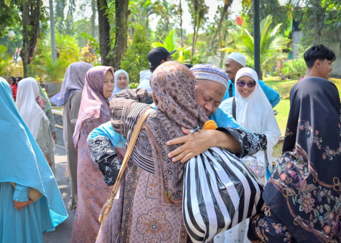 Kepulangan Kloter 71 Banjarnegara Penuh Haru, Jemaah Disambut Pelukan dan Air Mata Bahagia