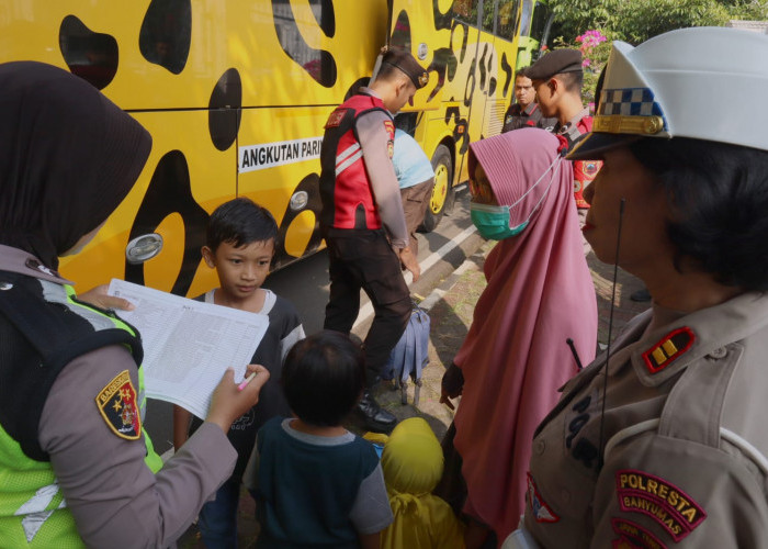 Balik ke Jakarta, Ratusan Warga Banyumas Gembira Naik Angkutan Bus Gratis Polresta Banyumas