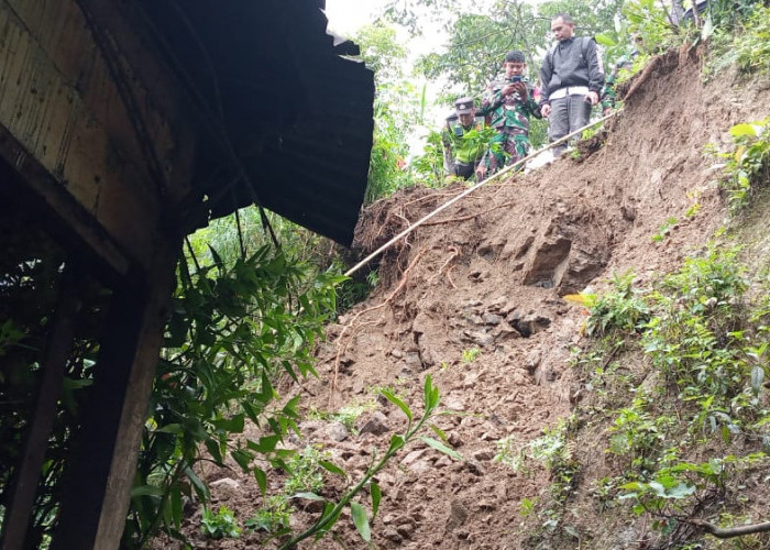 Dapur Rumah Warga di Kalibening Jebol Diterjang Longsor, BPBD Imbau Warga Waspada