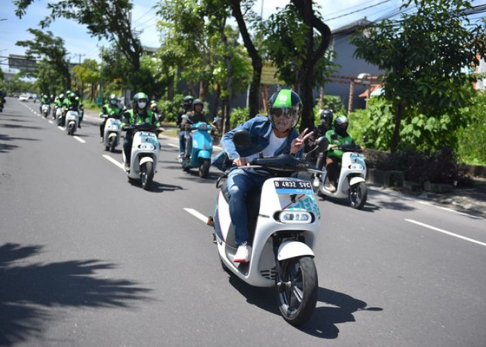 Touring Nyaman Tanpa Suara Bising, Andre Taulany Menggunakan Motor Listrik Electrum di Bali