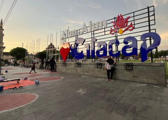 Wajah Baru Alun-Alun Cilacap dengan Papan Akrilik yang Percantik Kota Malam Hari