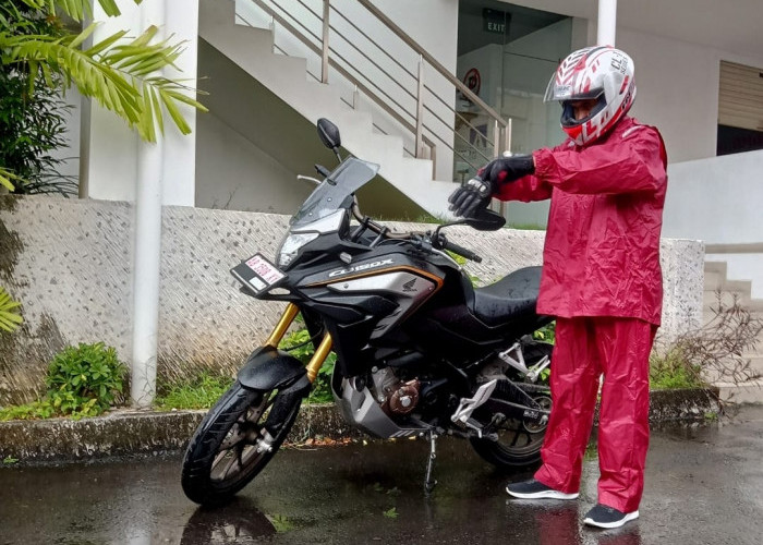 Tips Aman berkendara Saat Hujan Lebat ala Honda Istimewa